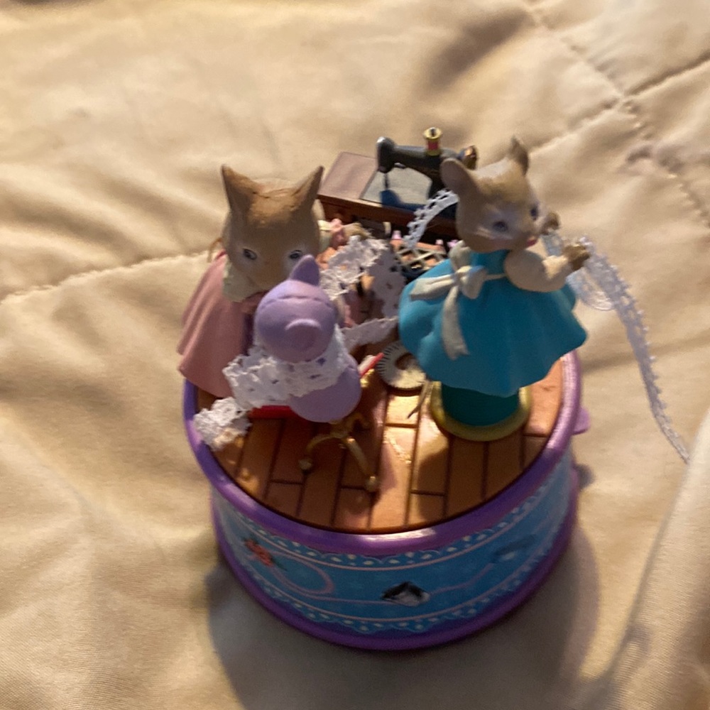 Enesco  Musical Figurine